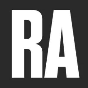 Logotipo quadrado cinza-escuro com as letras brancas em caixa alta RA, sigla da Royal Academy of Arts.