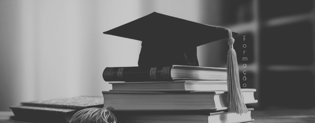 Capelo de graduação sobre livros simbolizando formação profissional