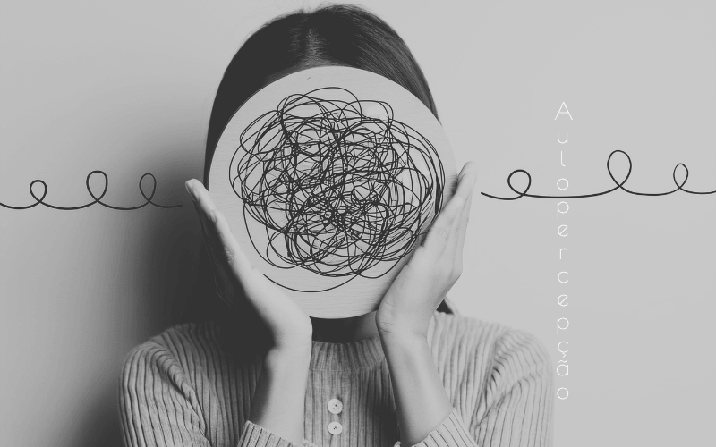 Pessoa segurando círculo com linhas caóticas simbolizando viéses cognitivos e autopercepção