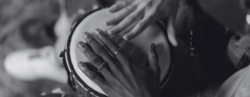 Mãos tocando tambor djembe simbolizando ritmo e conexão musical