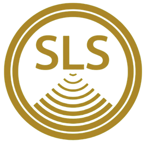Logotipo circular dourado da instituição Speech Level Singing, exibindo as iniciais SLS sobre uma representação gráfica de ondas sonoras direcionadas para cima.