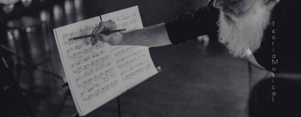 Professor apontando partitura com lápis, simbolizando teoria musical para cantores