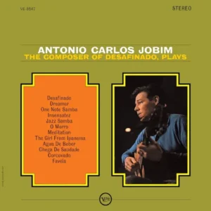 Capa do álbum amarelo The Composer of Desafinado, Plays com uma foto de Antonio Carlos Jobim tocando violão à direita e a lista de faixas à esquerda.