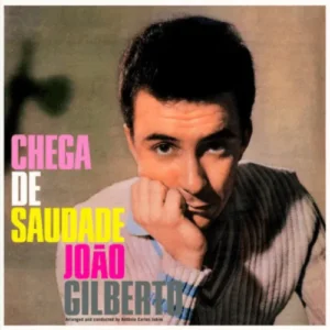 Capa do álbum Chega de Saudade mostrando João Gilberto apoiando o queixo na mão, com o título do disco e seu nome em letras rosa, amarela e cinza.