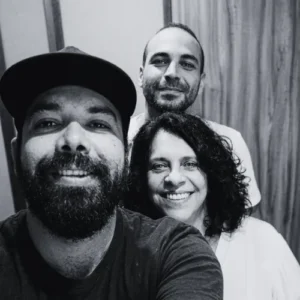 Fotografia em preto e branco de Marcus Preto de boné em primeiro plano, com Gal Costa sorrindo à direita e Wagner Barbosa ao fundo.