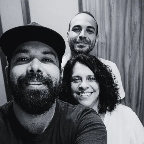 Fotografia em preto e branco de Marcus Preto de boné em primeiro plano, com Gal Costa sorrindo à direita e Wagner Barbosa ao fundo.