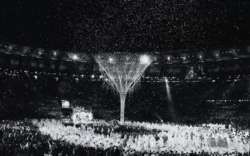 Capa do vídeo do estádio do Maracanã iluminado durante a cerimônia de encerramento das Olimpíadas Rio 2016 com direção vocal de Wagner Barbosa.